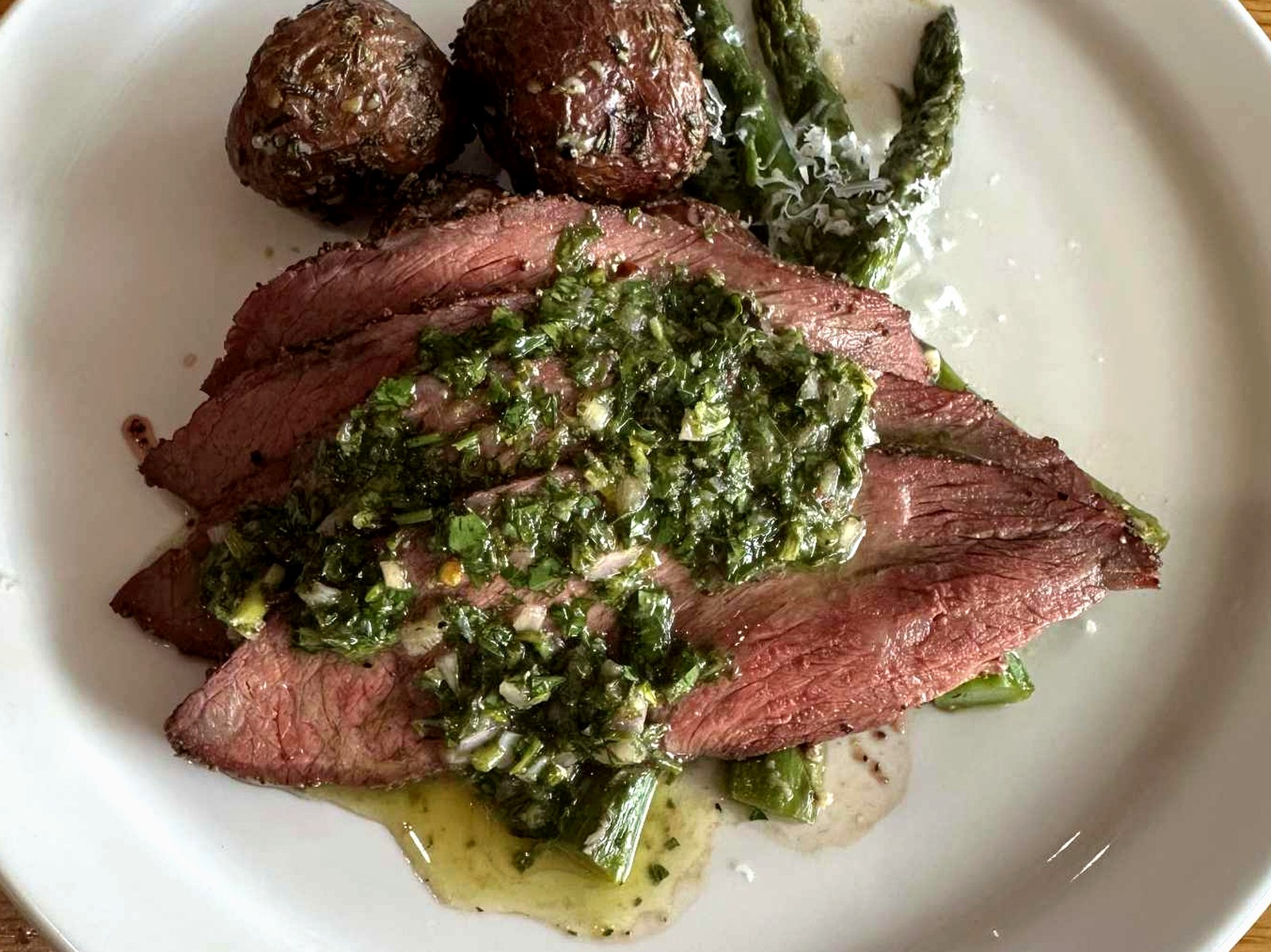 Slices of sirloin with chimichurri, asparagus and rosemary potatoes