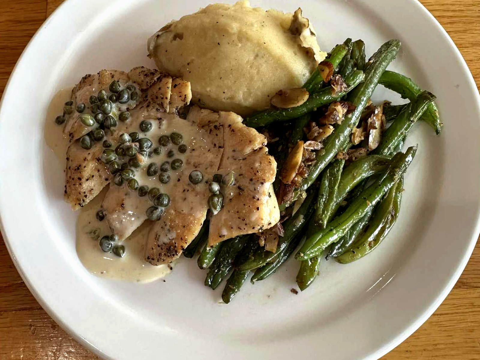 Chicken piccata with lemon-caper sauce, green beans and mashed potato